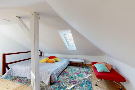 room with a skylight, vaulted ceiling, and wood finished floors