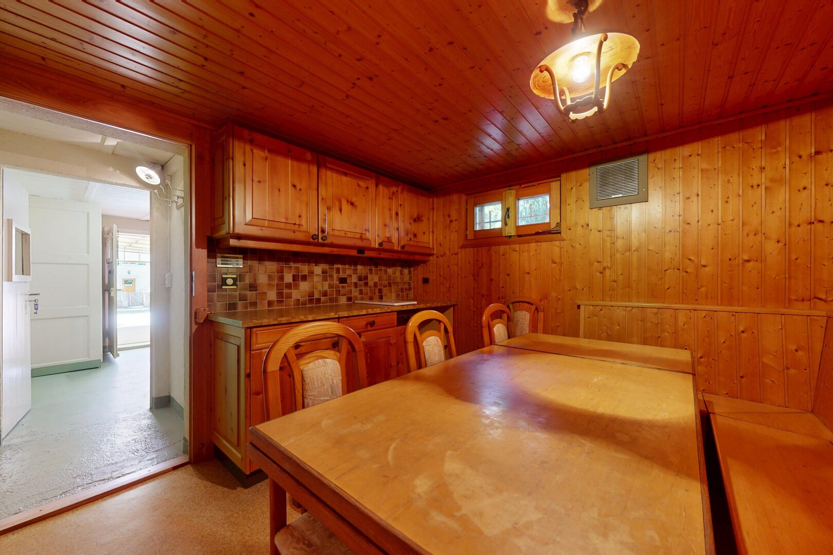 salle à manger avec lumière naturelle, natural light, inside property, mur en bois, et wood wall