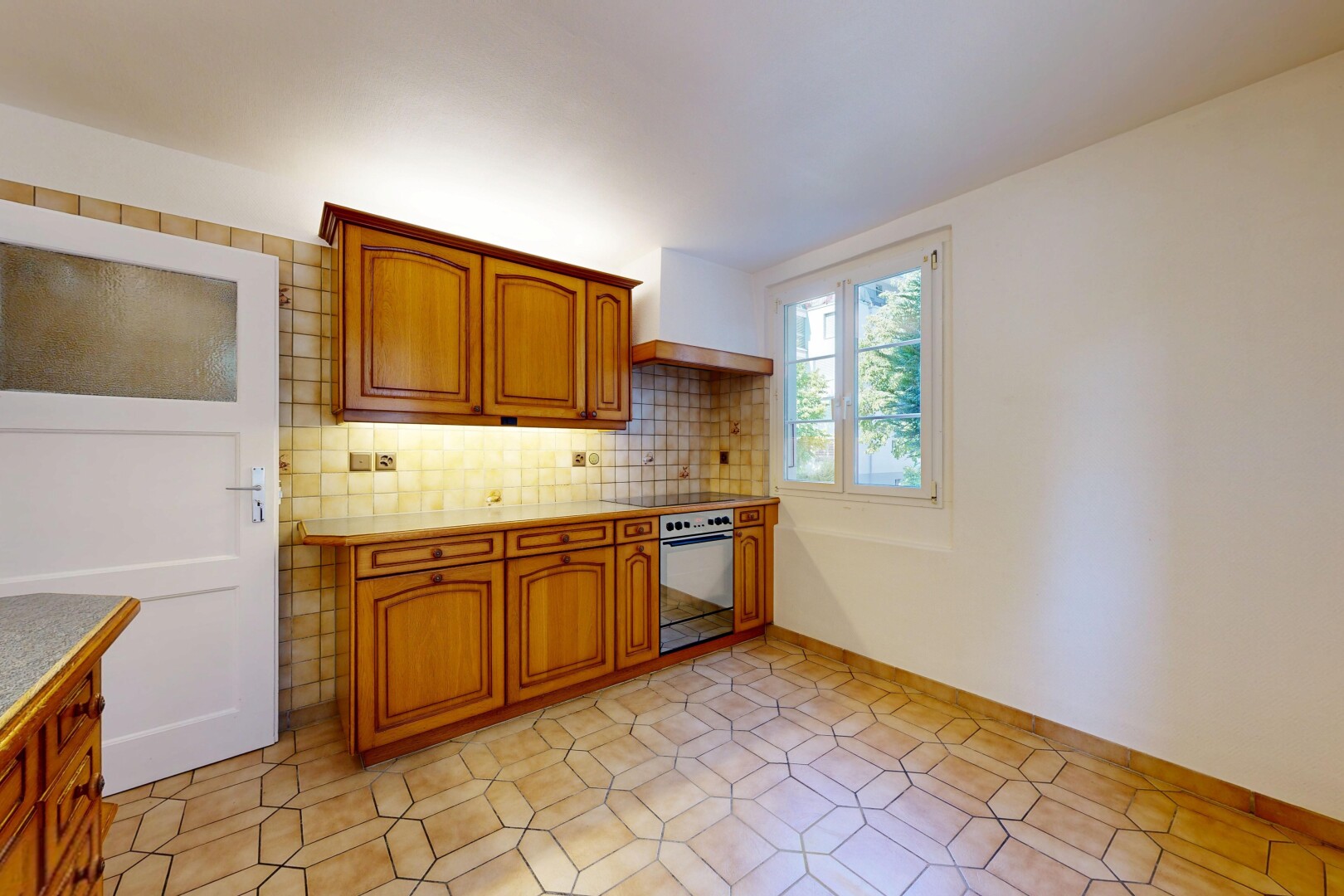cuisine avec wood edge countertops, armoires en arc, arched cabinets, light floor, et armoires élevées