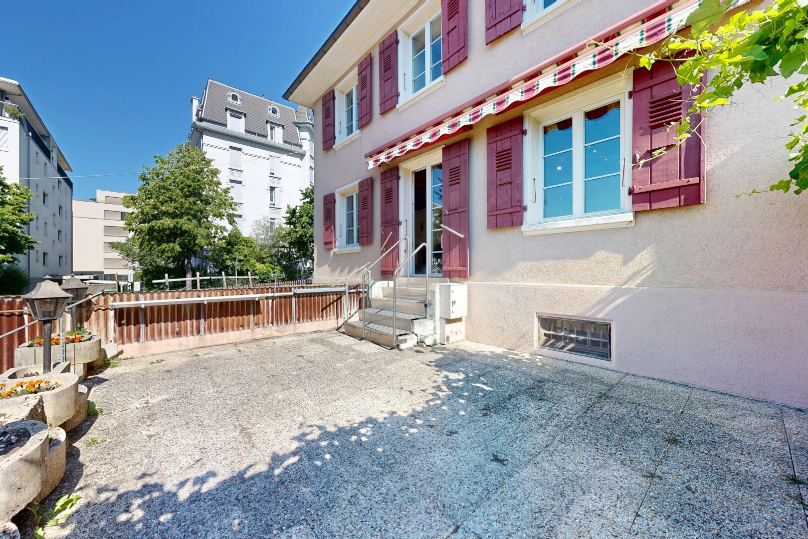 terrasse avec clôture, day time, property visible, et perron