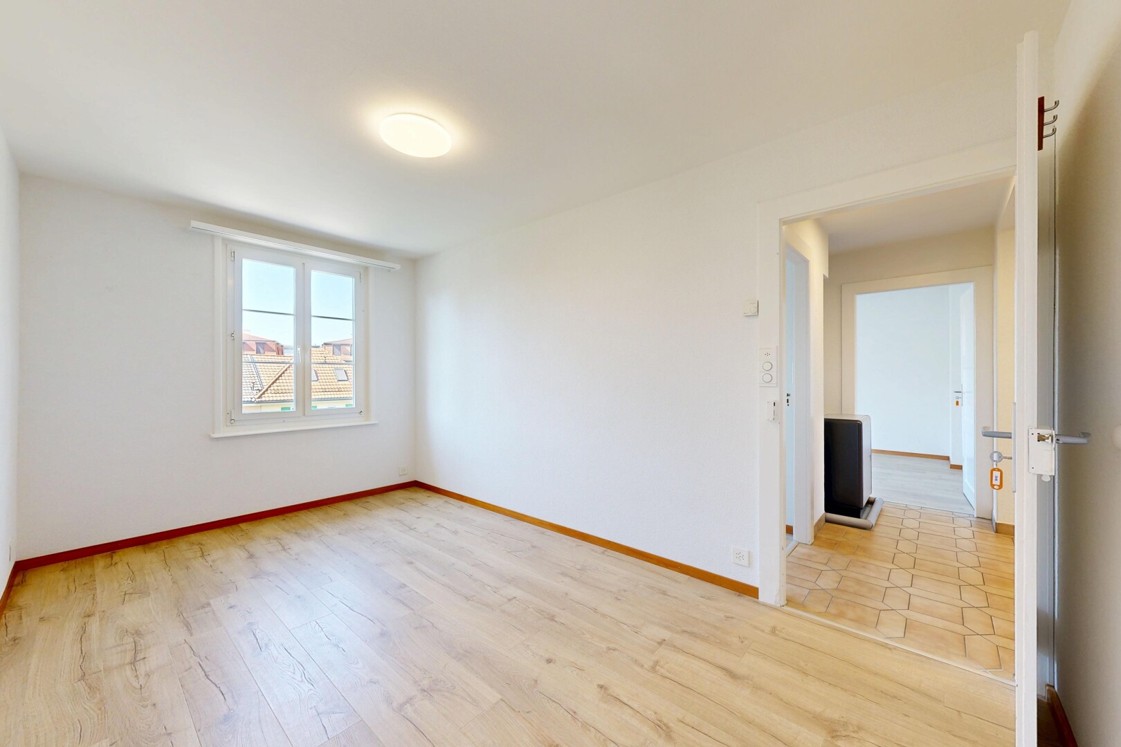 pièce vide avec light floor, sol en finition bois, wood finish floor, inside property, et day time