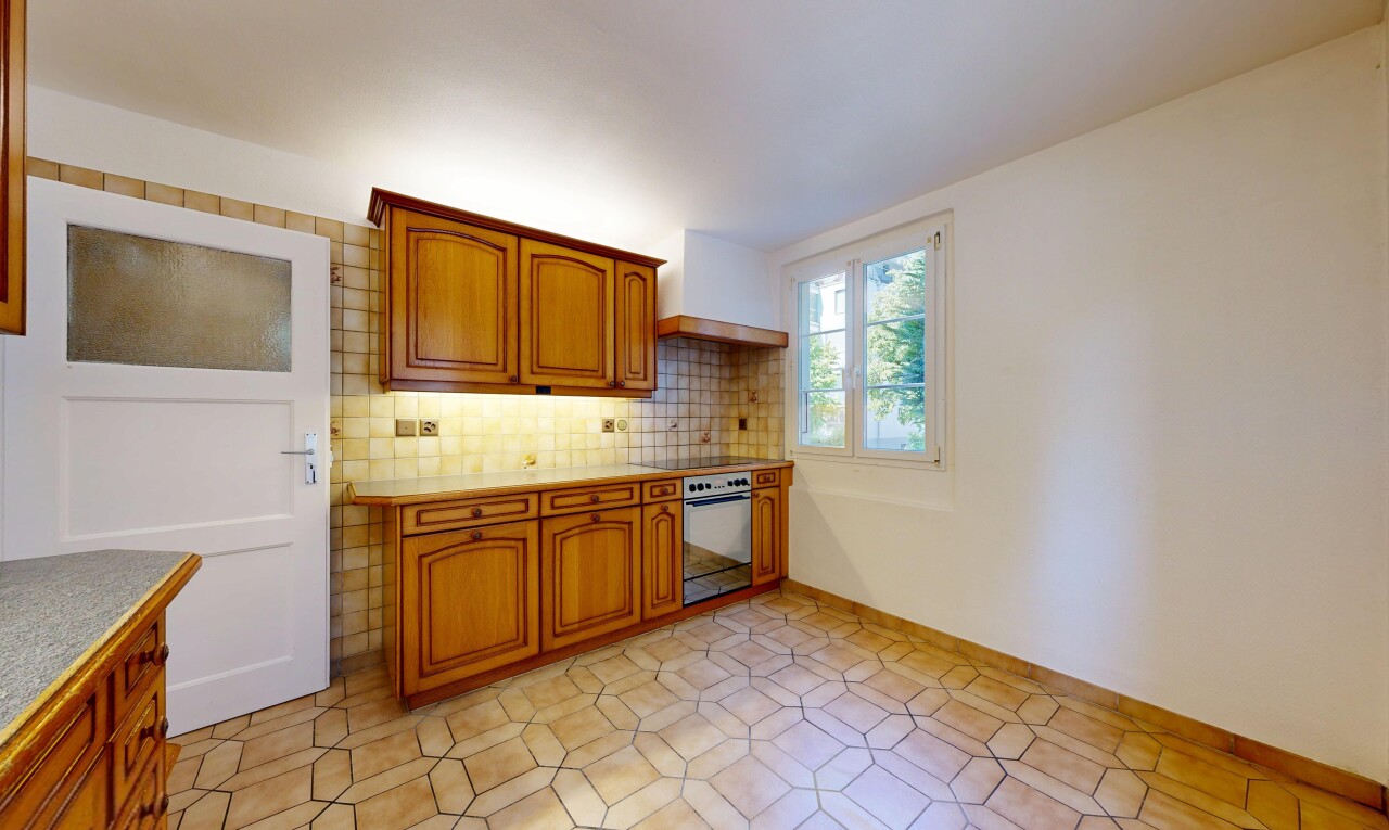 cuisine avec wood edge countertops, armoires en arc, arched cabinets, light floor, et armoires élevées