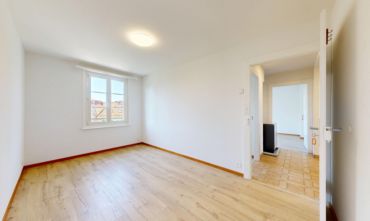 pièce vide avec light floor, sol en finition bois, wood finish floor, inside property, et day time