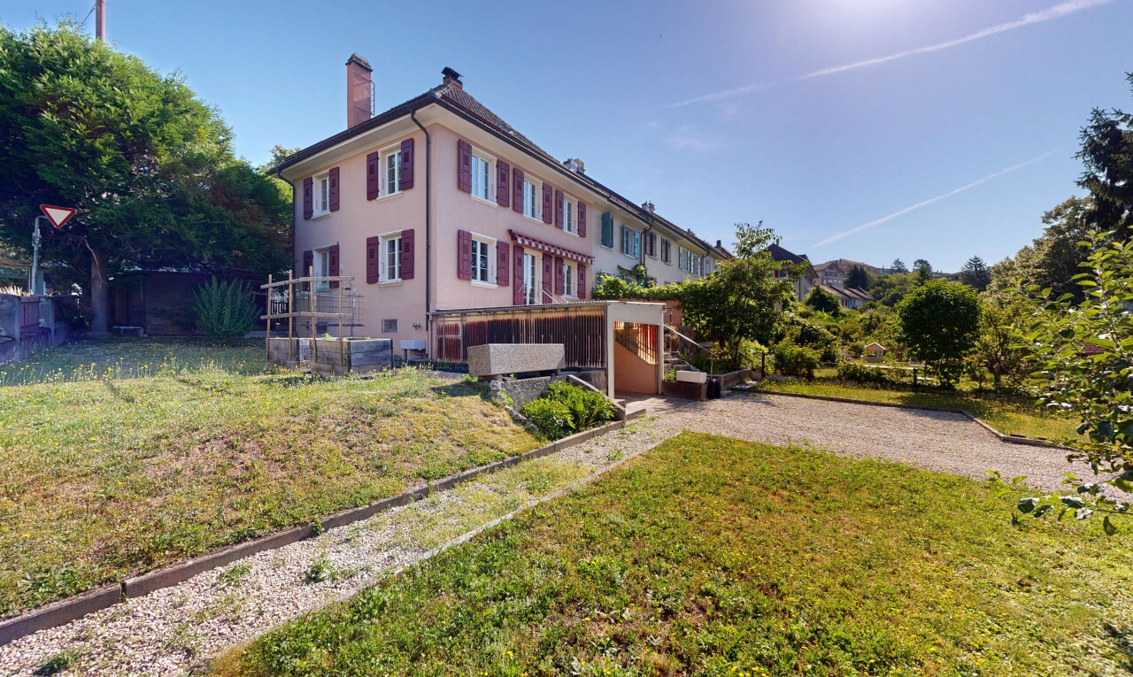 façade avec pelouse, cheminée, from property, bardage en stuc, et day time