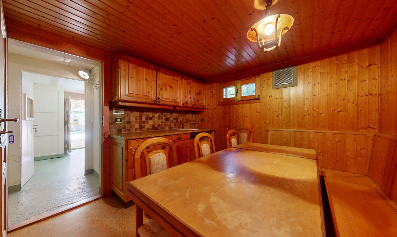 salle à manger avec lumière naturelle, natural light, inside property, mur en bois, et wood wall