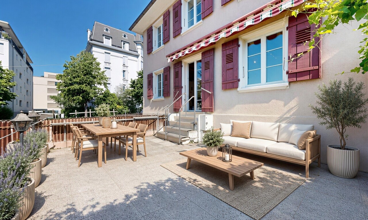terrasse avec clôture, day time, property visible, et perron
