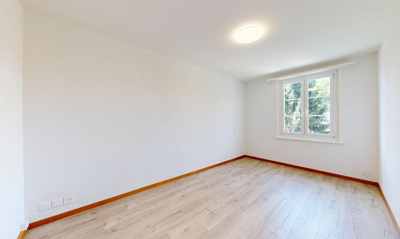 pièce vide avec sol en finition bois, wood finish floor, cloison sèche, drywall, et inside property