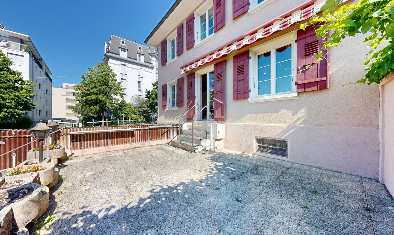 terrasse avec clôture, day time, property visible, et perron