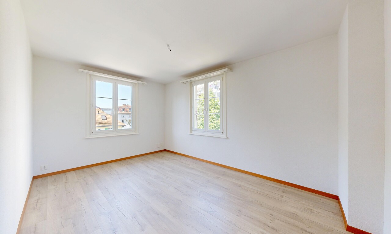 pièce vide avec cloison sèche, drywall, plinthes murales, baseboards wall, et light floor