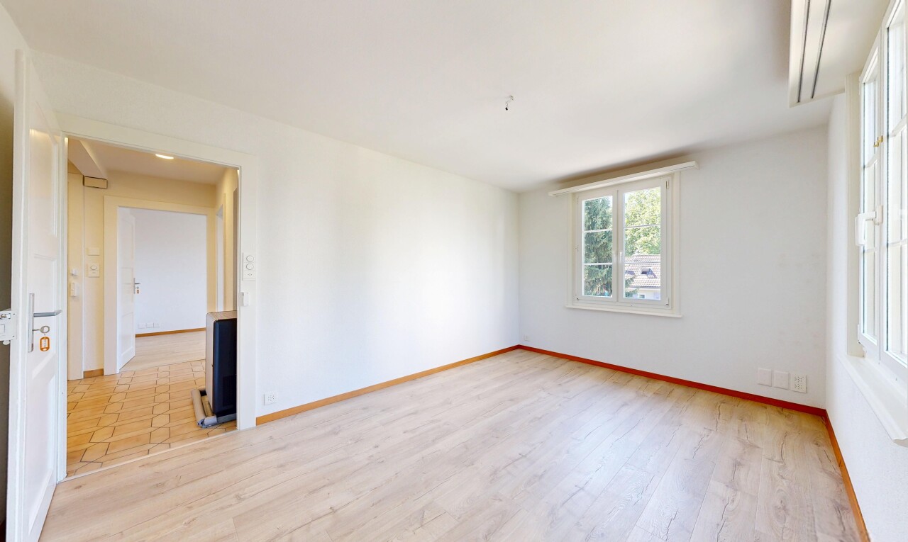 pièce vide avec inside property, cloison sèche, drywall, sol en finition bois, et wood finish floor