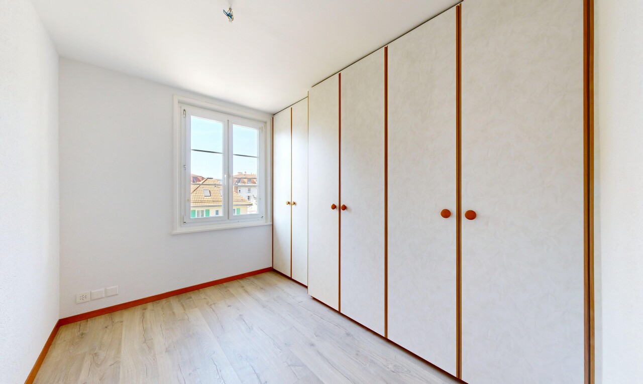 chambre avec day time, light floor, sol en finition bois, wood finish floor, et placard