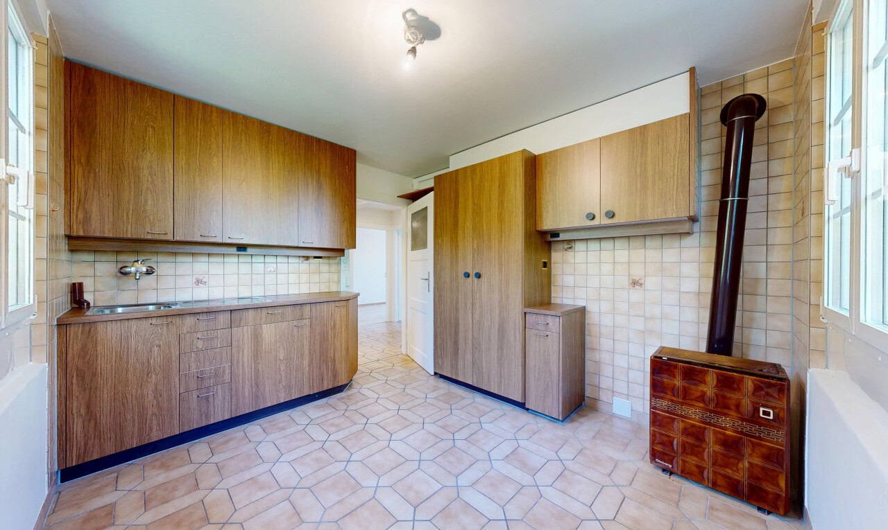cuisine avec poêle à bois, inside property, light floor, dosseret, et backsplash