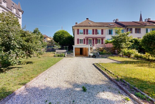 außenansicht mit day time, schornstein, auffahrt, rasen, und property visible