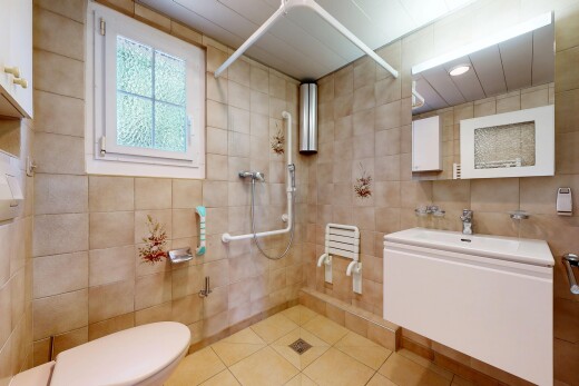 bad mit schminktisch, toilette, spiegel, inside property, und fliesenwand