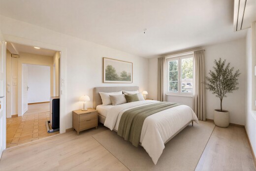 pièce vide avec inside property, cloison sèche, drywall, sol en finition bois, et wood finish floor