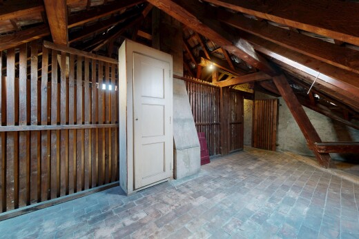 leerer raum mit dachschräge, vaulted ceiling, kathedralendecke, und cathedral ceiling