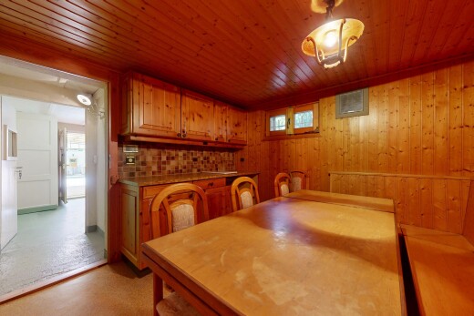 salle à manger avec lumière naturelle, natural light, inside property, mur en bois, et wood wall