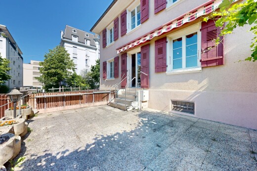 terrasse mit zaun, day time, property visible, und vortreppe