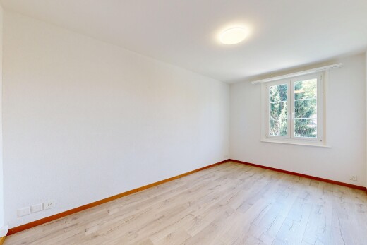 pièce vide avec sol en finition bois, wood finish floor, cloison sèche, drywall, et inside property