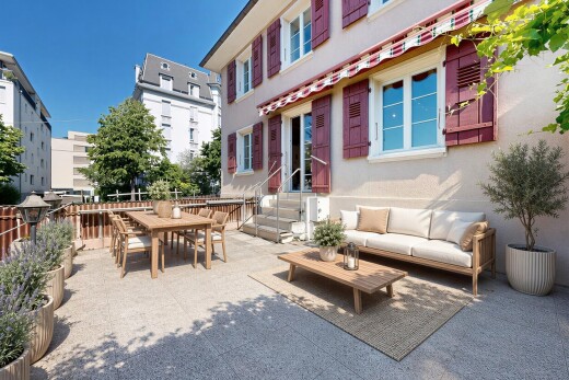 terrasse avec clôture, day time, property visible, et perron