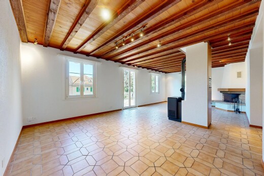 leerer raum mit deckenbeleuchtung, track lighting, inside property, natürliches licht, und natural light