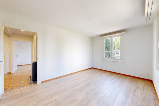 pièce vide avec inside property, cloison sèche, drywall, sol en finition bois, et wood finish floor