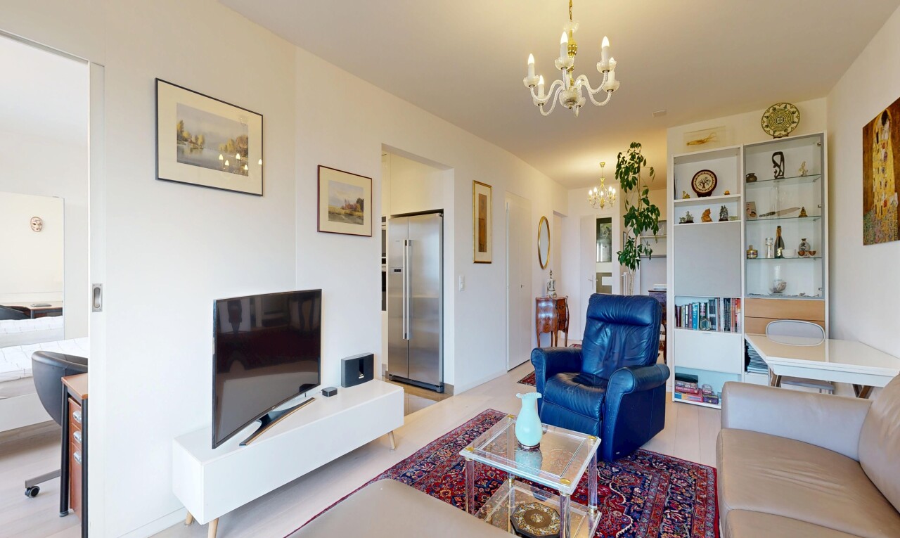 living area featuring hanging lights