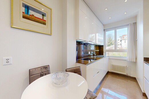 cuisine avec armoires à panneau plat, flat panel cabinets, day time, armoires blanches, et white cabinets