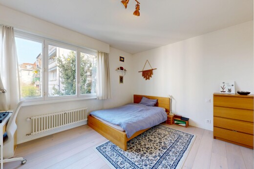 chambre avec radiateur, wood finish floor, sol en finition bois, natural light, et lumière naturelle