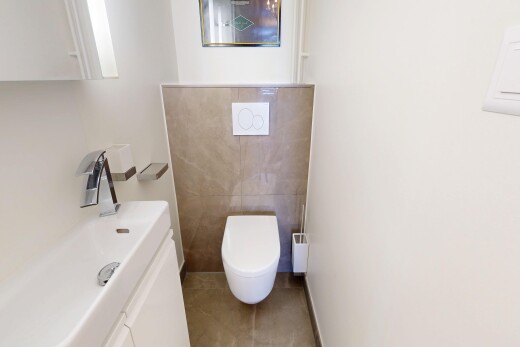 salle de bains avec lavabo (ou coiffeuse selon le contexte), toilette, inside property, cloison sèche, et drywall