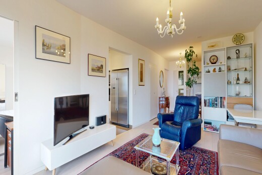 salon avec télévision, drywall, cloison sèche, lustre remarquable, et inside property