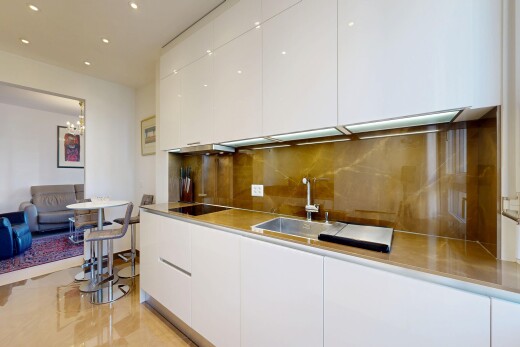 cuisine avec armoires blanches, white cabinets, armoires à panneau plat, flat panel cabinets, et dosseret