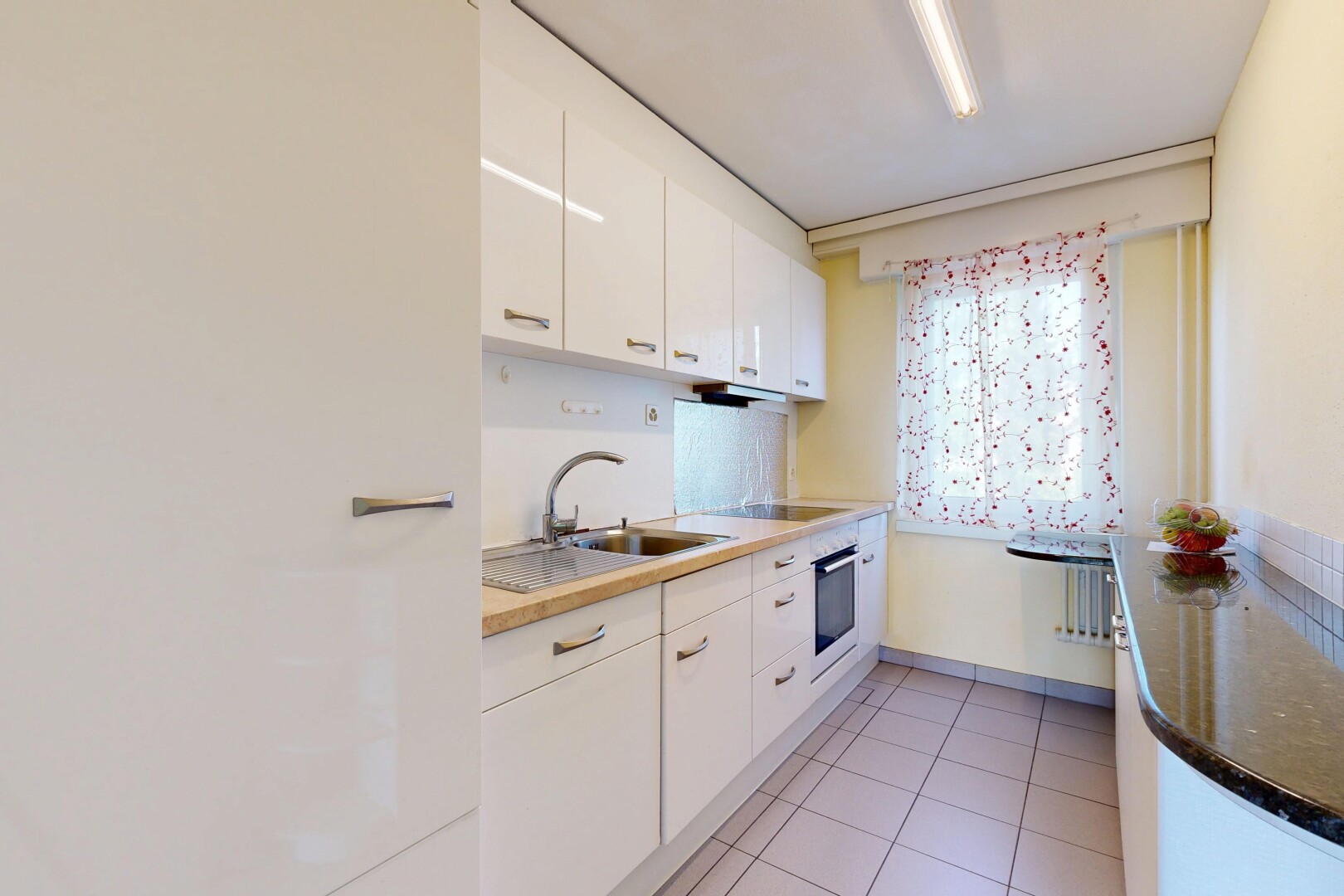 cuisine avec armoires blanches, white cabinets, four, cloison sèche, et drywall