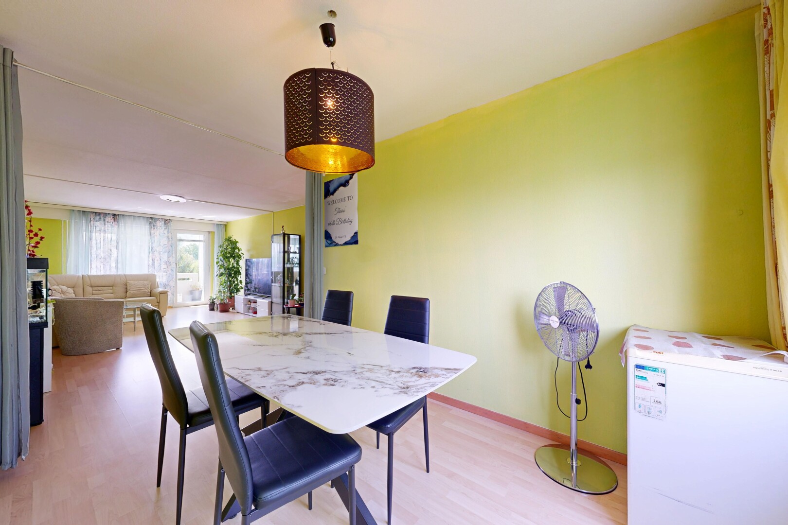 salle à manger avec cloison sèche, drywall, inside property, lumière naturelle, et natural light