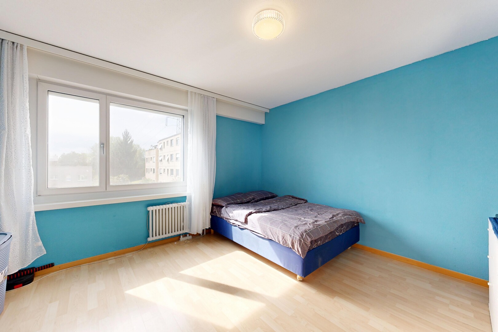 chambre avec sol en finition bois, wood finish floor, light floor, lumière naturelle, et natural light
