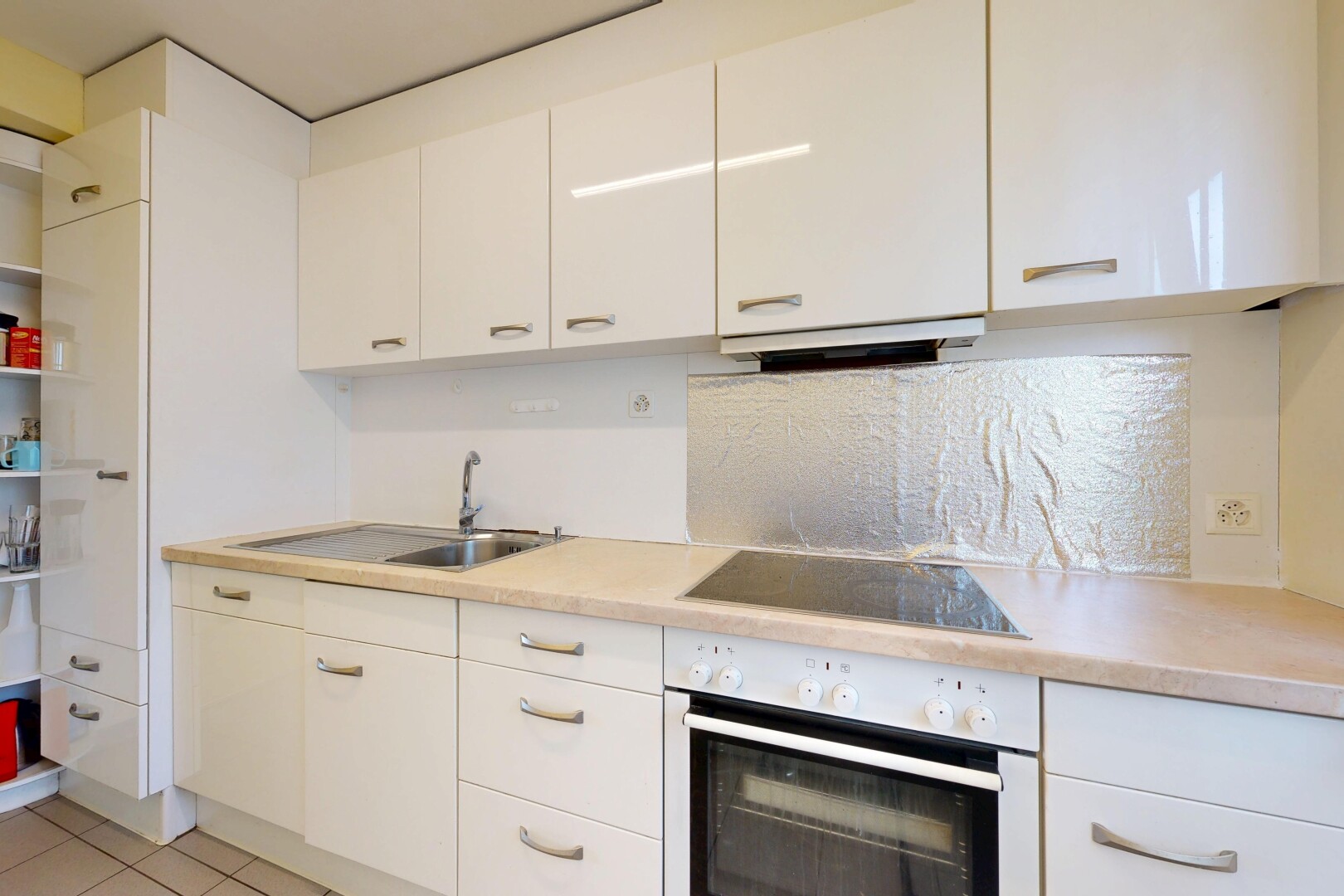 cuisine avec four, white cabinets, armoires blanches, light countertops, et plans de travail