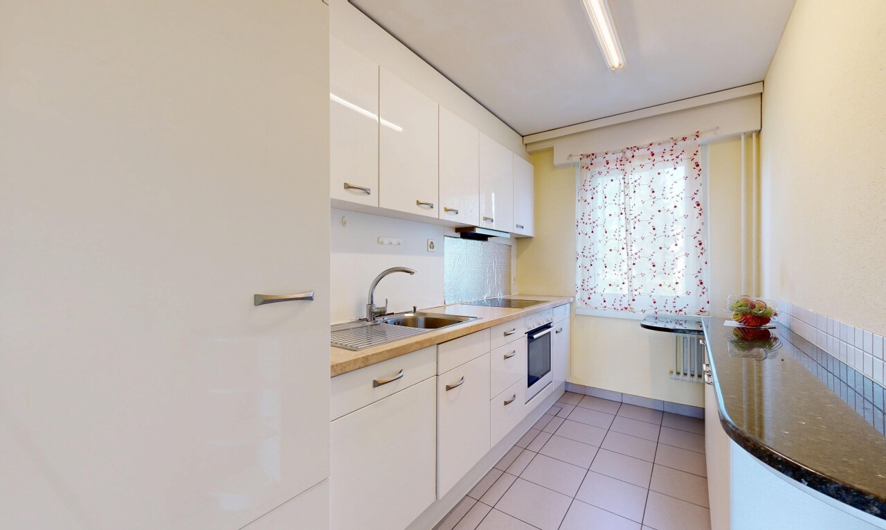cuisine avec armoires blanches, white cabinets, four, cloison sèche, et drywall