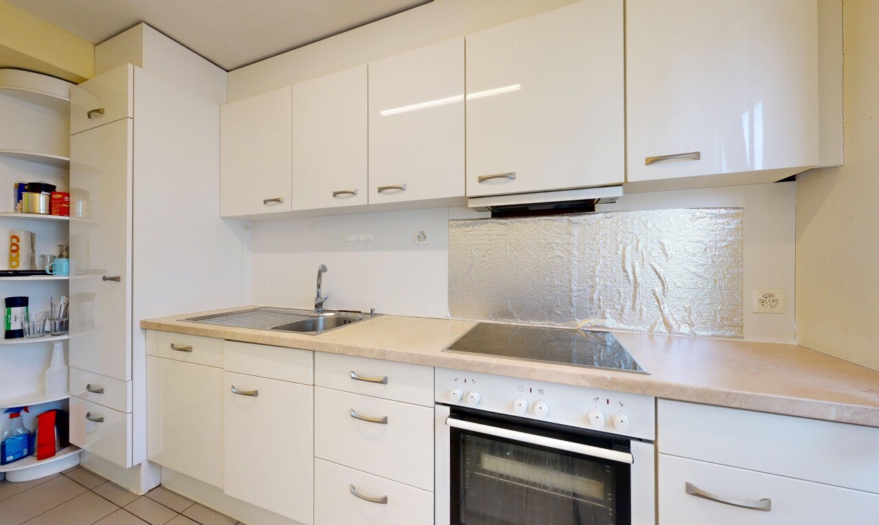cuisine avec four, white cabinets, armoires blanches, light countertops, et plans de travail