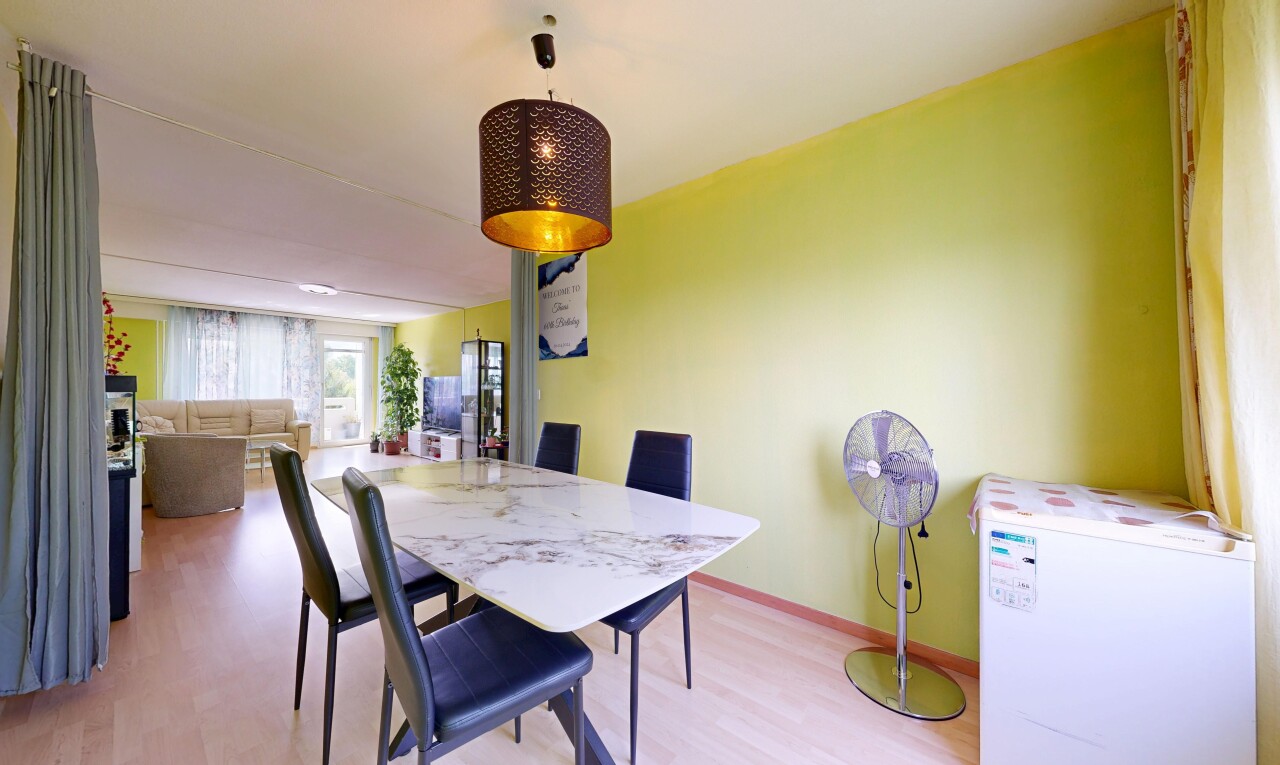 salle à manger avec cloison sèche, drywall, inside property, lumière naturelle, et natural light