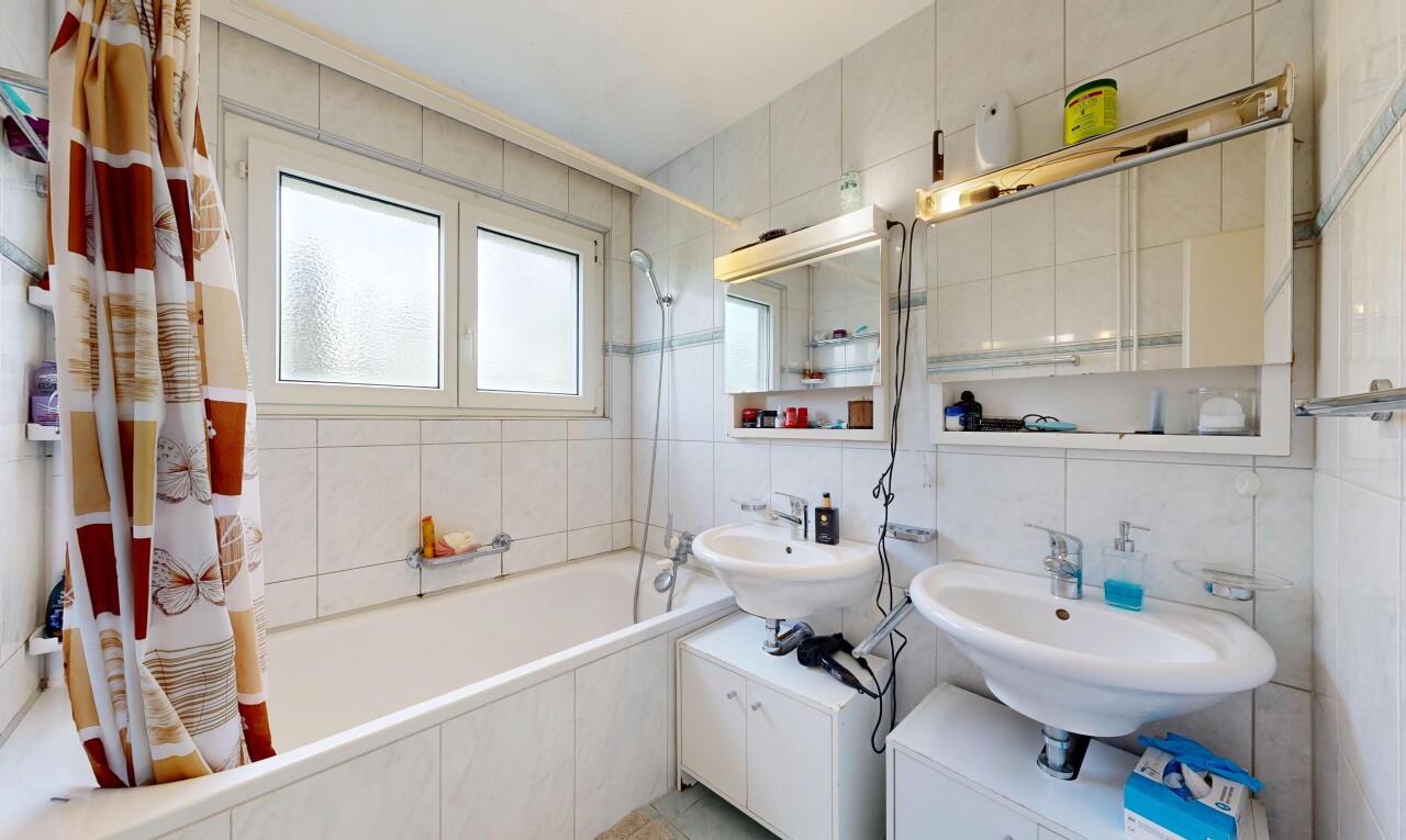 salle de bains avec tile wall, mur en carrelage, douche-bain combinés, salle de bain complète, et miroir