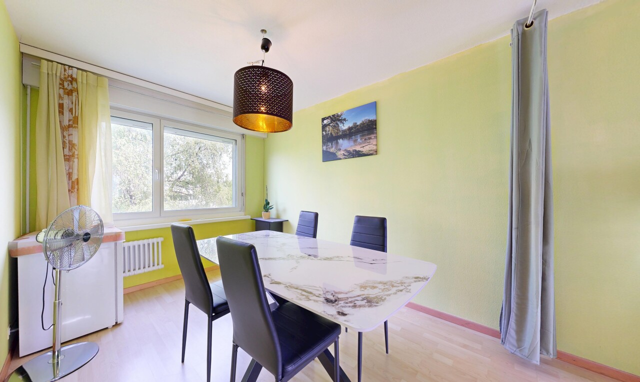 salle à manger avec natural light, lumière naturelle, wood finish floor, sol en finition bois, et drywall