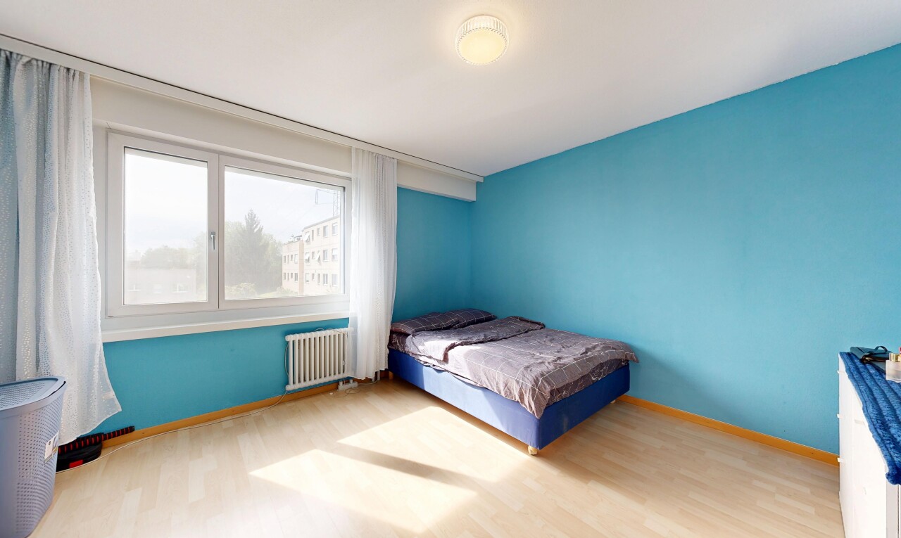 chambre avec sol en finition bois, wood finish floor, light floor, lumière naturelle, et natural light