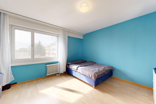 chambre avec sol en finition bois, wood finish floor, light floor, lumière naturelle, et natural light