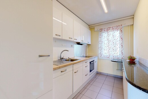 cuisine avec armoires blanches, white cabinets, four, cloison sèche, et drywall