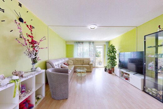 wohnzimmer mit gipskartonwand, drywall, holzfußboden, wood finish floor, und natürliches licht