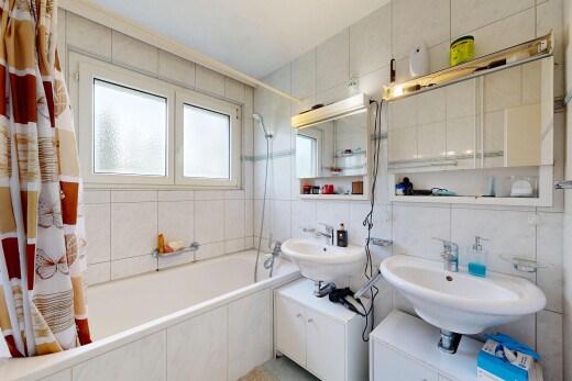 salle de bains avec tile wall, mur en carrelage, douche-bain combinés, salle de bain complète, et miroir