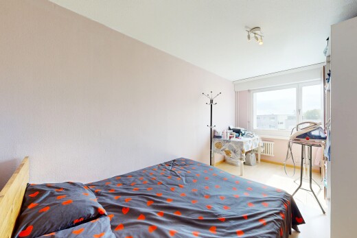 zimmer / schlafzimmer mit natürliches licht, natural light, gipskartonwand, drywall, und inside property