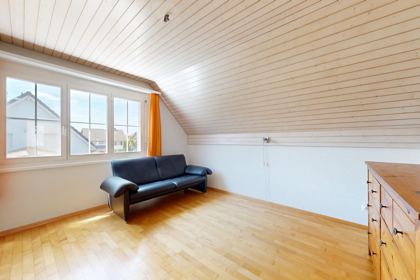 cuisine avec plafond bas, low ceiling, sol en finition bois, wood finish floor, et lumière naturelle