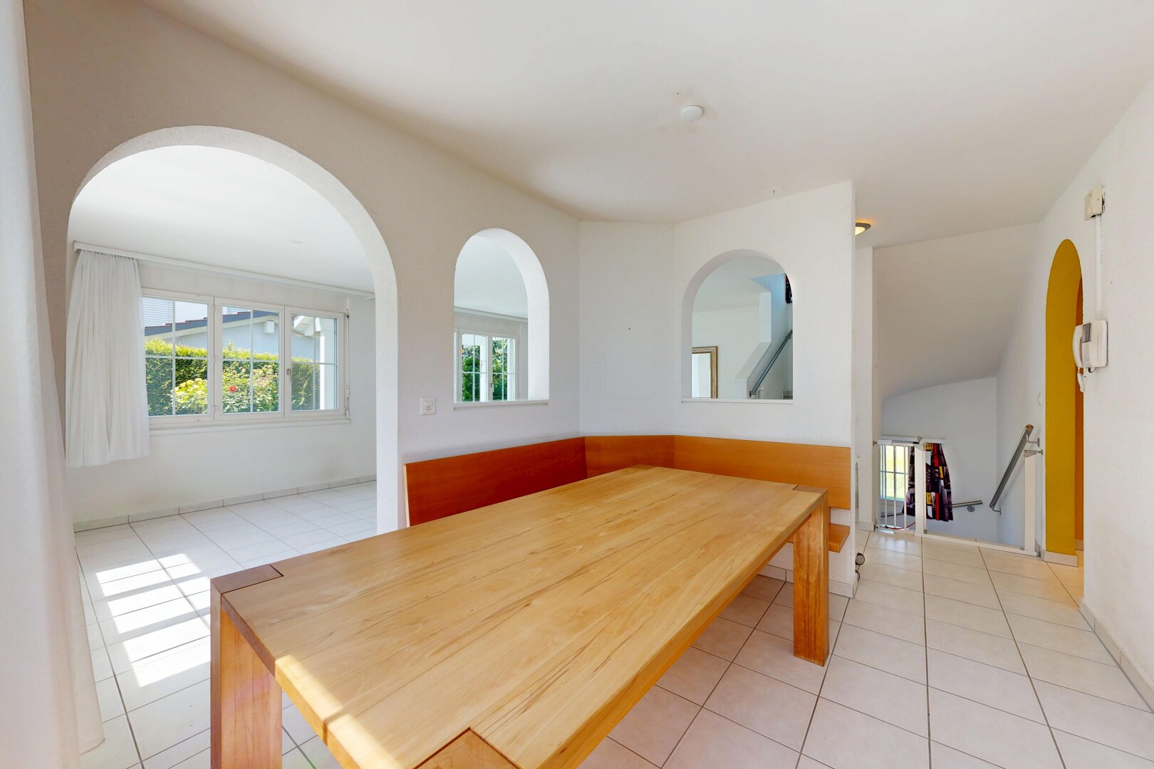 salle à manger avec inside property, passages en arc, light floor, cloison sèche, et drywall
