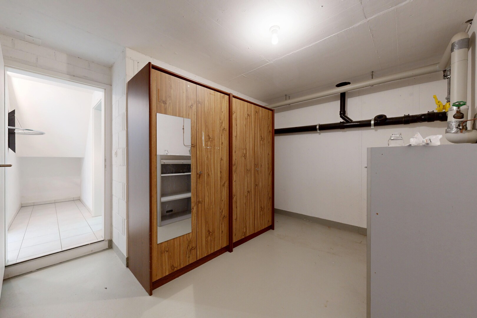 espace intérieur avec light floor, cloison sèche, drywall, inside property, et sol en béton